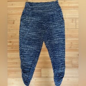 Always A-Line Hawaii Cropped Rouched Pants in Navy and White Pattern